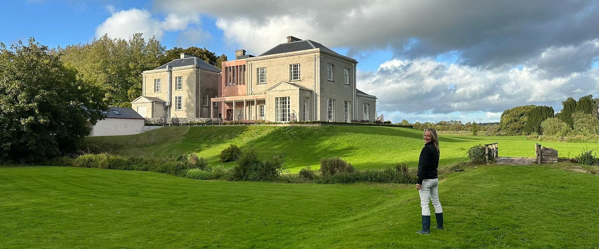 elizabeth in front of kilfane house